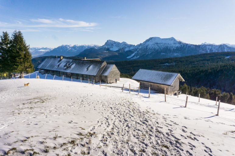 Die Stoißer Alm und das Panorama der Berchtesgadener Alpen