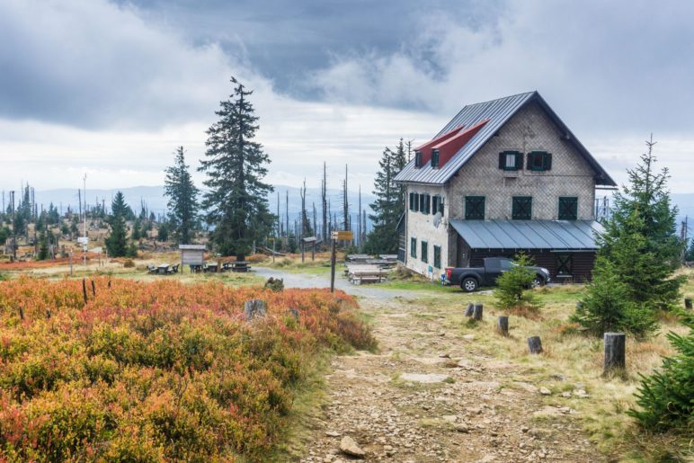 Das Waldschmidthaus, das 100 Meter unterhalb des Rachel-Gipfels steht