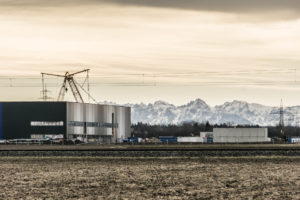 Etwas Bergblick bleibt zur Zeit noch, westlich der neuen Hallen.