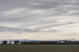Von der Fußgängerbrücke hat man den Blick von den neuen Hallen bis zur Zugspitze rechts im Bild