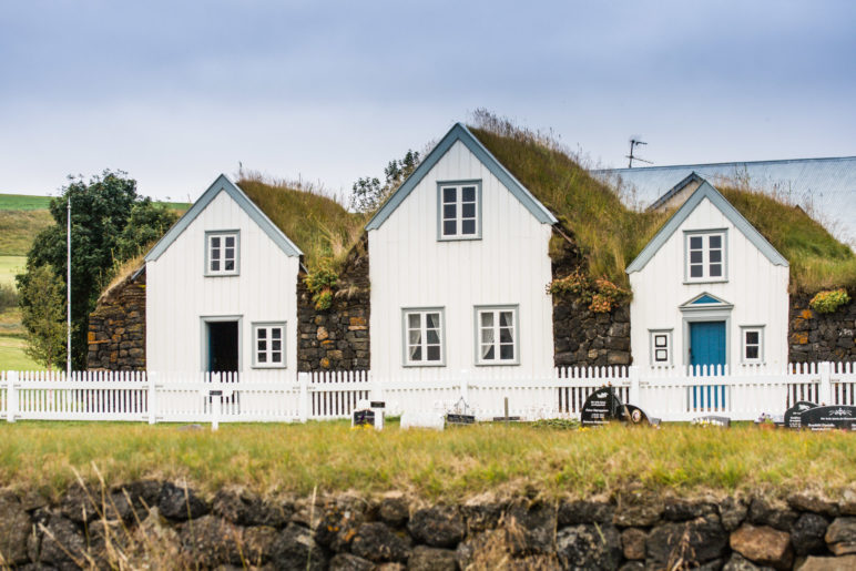 Drei der fünf Häuser von Grenjaðarstaður