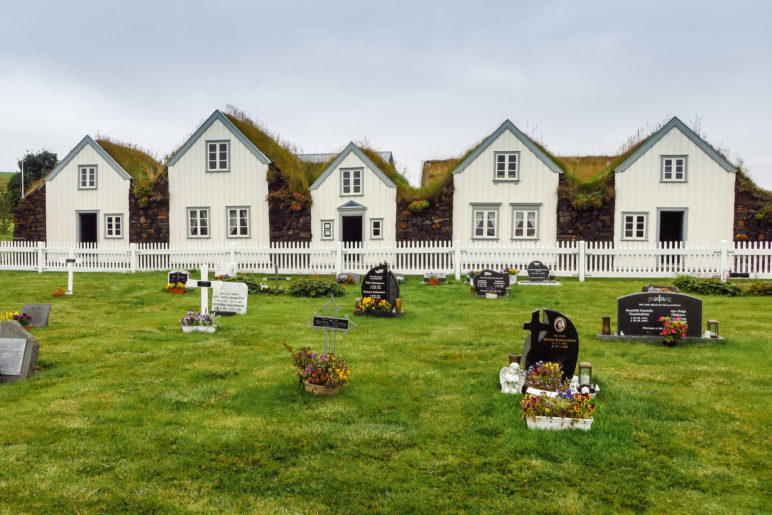 Auf diesem Foto sieht man die neueren Grabsteine auf dem Friedhof