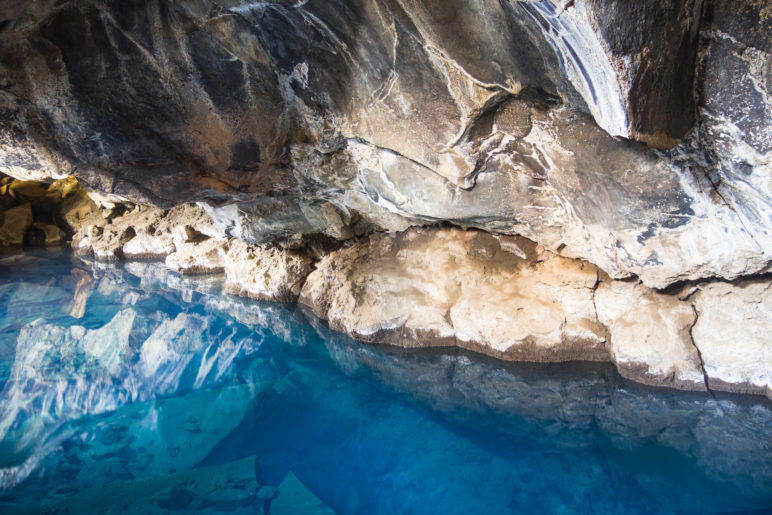 Es ist wirklich beeindruckend, wie stark das Wasser hier unter der Erde leuchtet