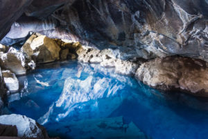 Das klare, blau leuuchtende Wasser in der Grjótagjá-Höhle