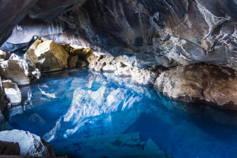 Das klare, blau leuchtende Wasser in der Grjótagjá-Höhle