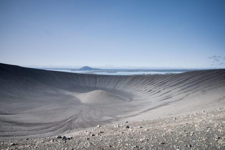 Blick ins Innere des Hverfjall. Im Bildhintergrund ist der Mývatn zu sehen