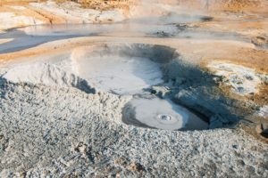 Ein Schlammtopf, in dem unablässig Gasblasen aufsteigen und zerplatzen