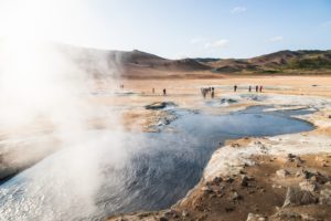 Wasserdampf steigt aus einem heißen Wasserloch auf