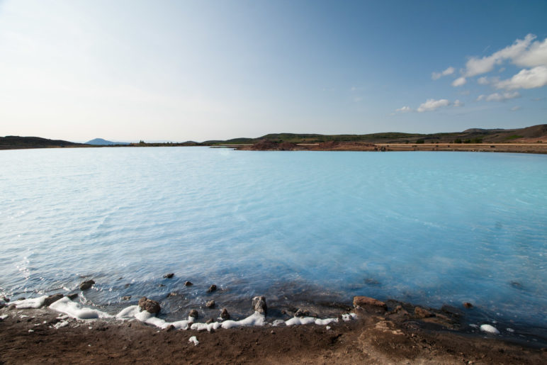 Blauer See unter blauem Himmel