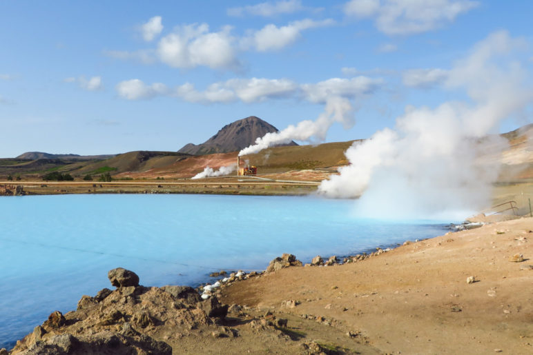 Direkt an der Ringstraße liegt dieser strahlend blaue See