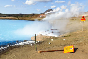 Am Austritt des heißen Wassers in den Blue Lake