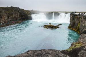 Das große Becken unterhalb des Goðafoss