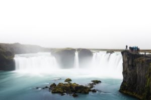 Der Wasserfall hinter seinem eigenen Schleier