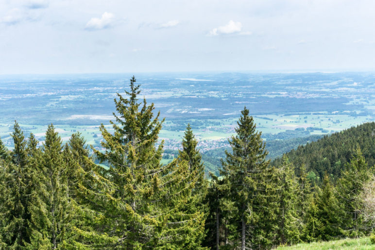 Der Blick nach Norden ins flache Voralpenland zwischen München und dem Chiemsee