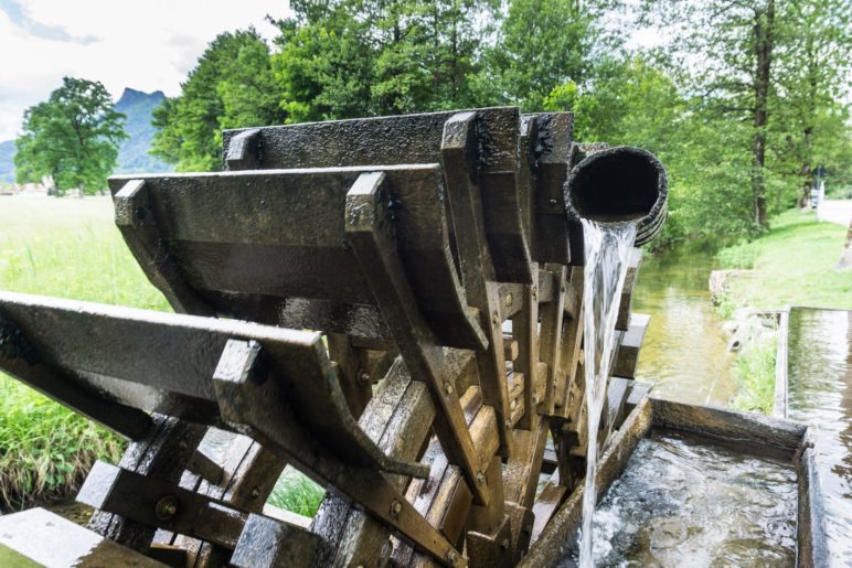 Das Wasserrad am Kneippbecken