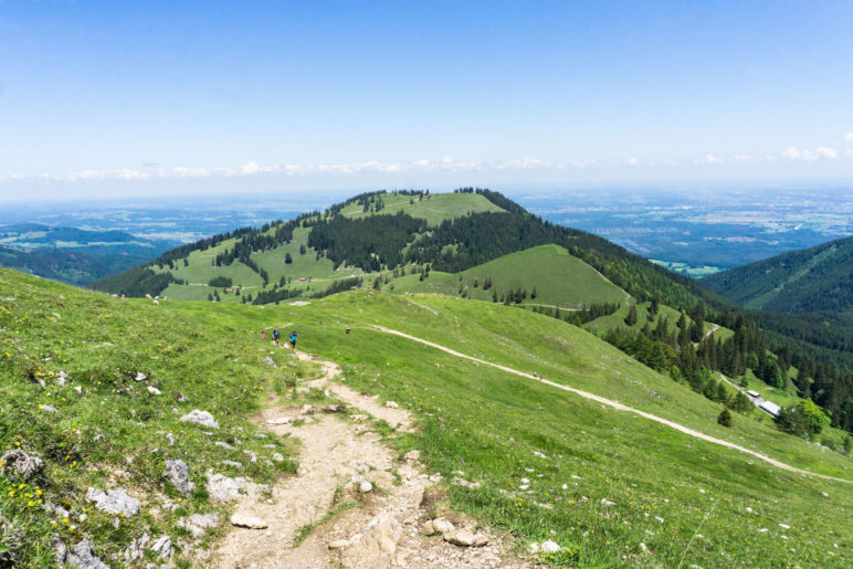 Bergab mit Blick auf die Farrenpoint