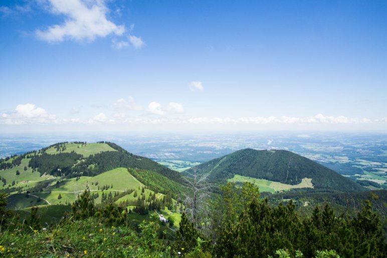 Der Blick ins Voralpenland über Farrenpoint und Sulzberg