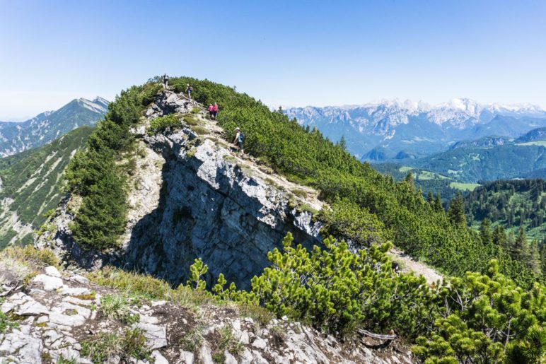 Auf der anderen Seite führt der Weg direkt an der Abbruchkante entlang