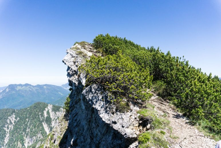 Der Gratweg direkt an der Kante der schrägen Felsen