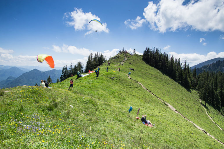 Paraglider am Startplatz unter dem Gipfel der Rampoldplatte