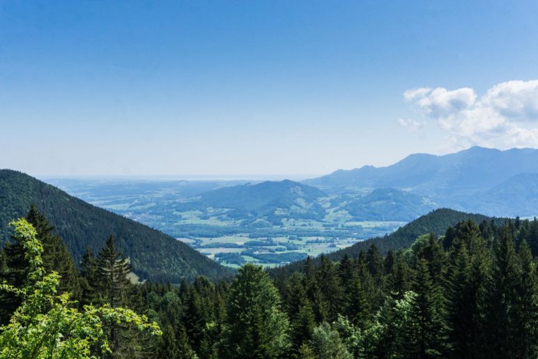 Der Ausblick auf das nördliche Inntal vom Gastgarten der Schuhbräualm aus