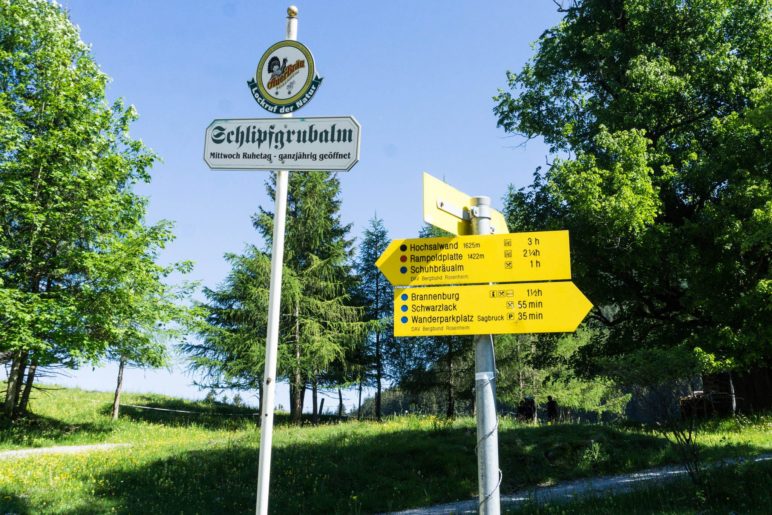 Ein Wegweiser an der Schlipfgrubalm