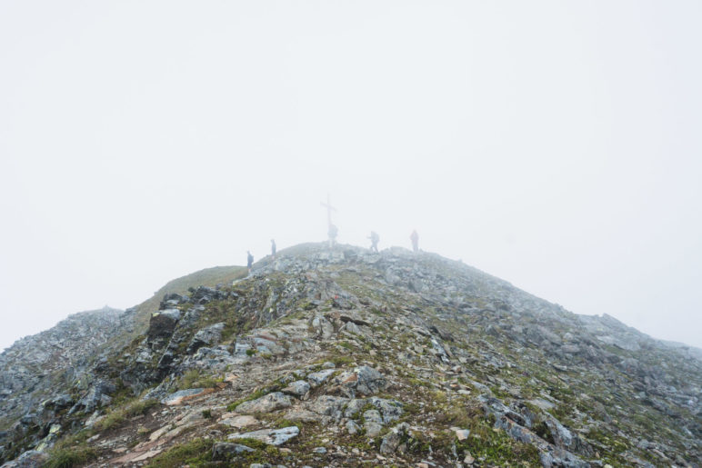 Das Gipfelkreuz des Gamskogels ist im Nebel gerade noch erkennbar