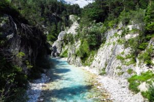 Zum Abschluß der Karwendeldurchquerung treffen wir auf die noch junge Isar