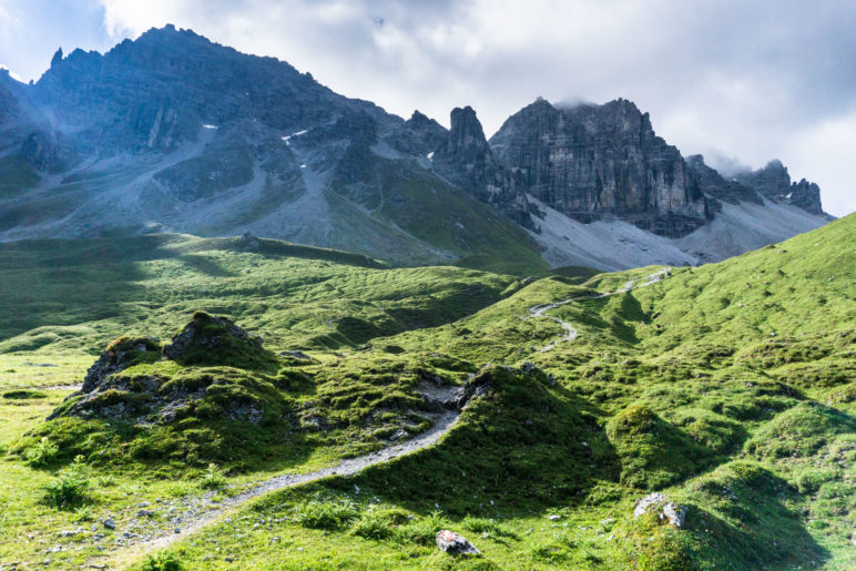 Über die Buckelwiesen im Hochtal nach Süden, die Kalkkögel immer im Blick