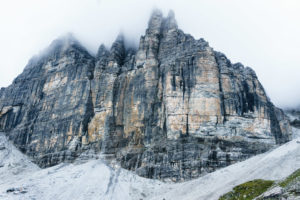 Steile Wand im Nebel