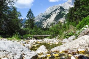 Pause auf den Kiesbänken des Karwendelbachs