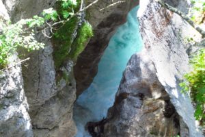 Leuchtend türkises Wasser unterhalb der Brücke