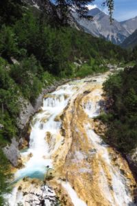Am Wasserfall des Karwendelbachs