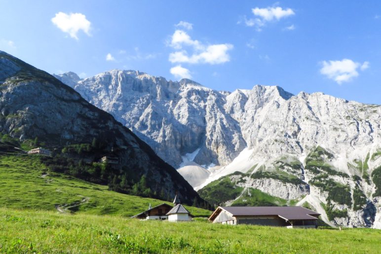 Die Lochalm und das Karwendelhaus vor den Ödkarspitzen