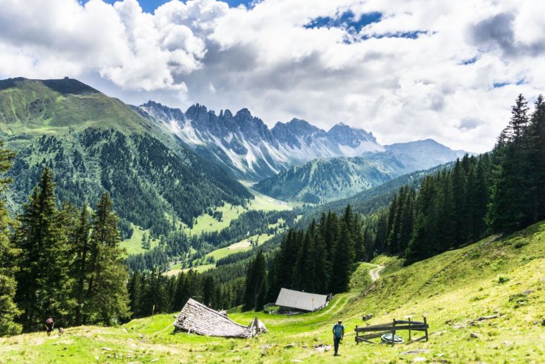 An der Salfeins Alm mit Blick auf die Kalkkögel