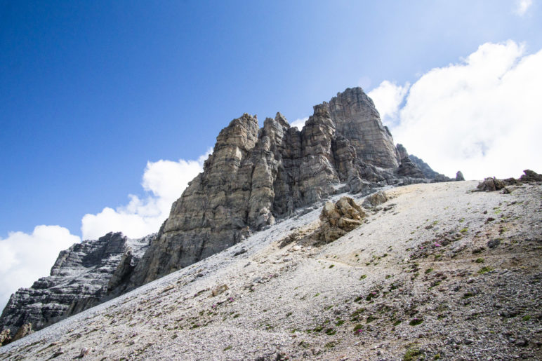 Die Schlicker Seespitze, mit 2804 Metern der höchste Berg der Kalkögel, steht direkt am Seejöchl