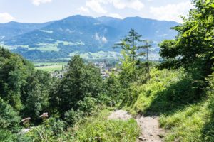 Der Blick auf Stans im Inntal mit seinen zwei Kirchen