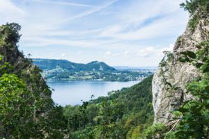 Ein Blick aus der Kaltenbachwildnis auf den Traunsee