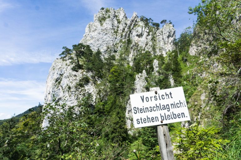 Eine Wanrnung vor möglichem Steinschlag, bevor wir unterhalb des Adlerhorstes wandern