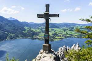 Großartiger Blick auf den Traunsee: Das Gipfelkreuz des Kleinen Schönbergs