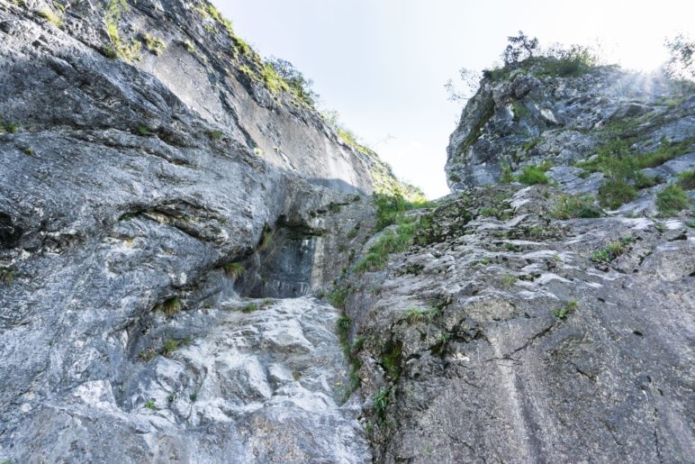 Heute fällt der Wasserfall aus, der Fels ist trocken