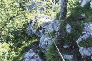 Seilversicherungen auf dem Weg zum Gipfelkreuz