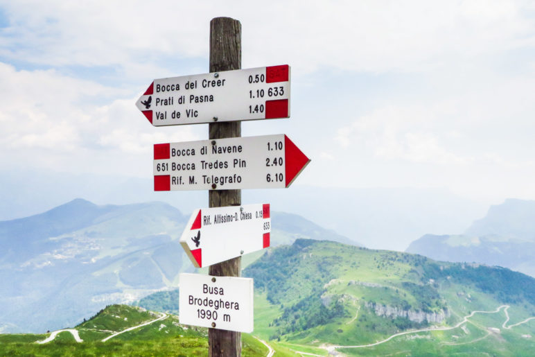 Ein Wegweiser des Sentiero della Pace mit der Friedenstaube. Hier am Monte Altissimo di Nago