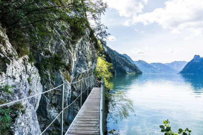 Immer mit dem Fels links und dem See rechts gehen wir auf dem grandios schönen Miesweg