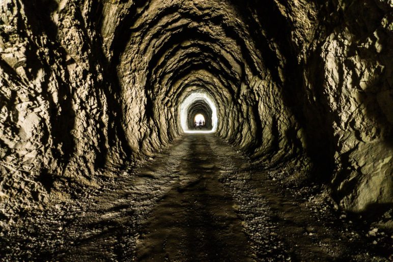 Blick in den Tunnel, der nur von der Sonne und durch ein Tunnelfenster beleuchtet wird