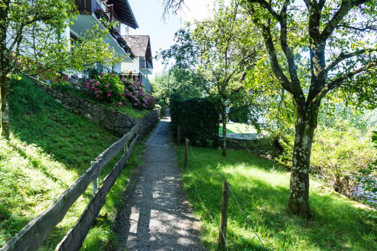 Auf dem Uferweg bei den letzten Häusern