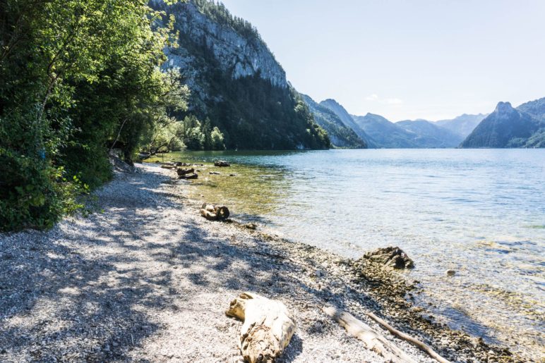 Der Weg zum Miesweg führt über den langen Kiesstrand am Traunseeufer