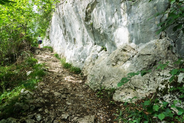 An der Felswand entlang geht es weiter bergauf