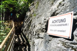 An manchen Stellen in der Wolfsklamm besteht Steinschlaggefahr