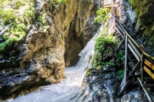 Einer der Wasserfälle in der Klamm. Gut zu sehen ist die Plattform oben